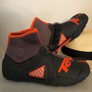 Teva P2 watershoe, split toe design, size 9